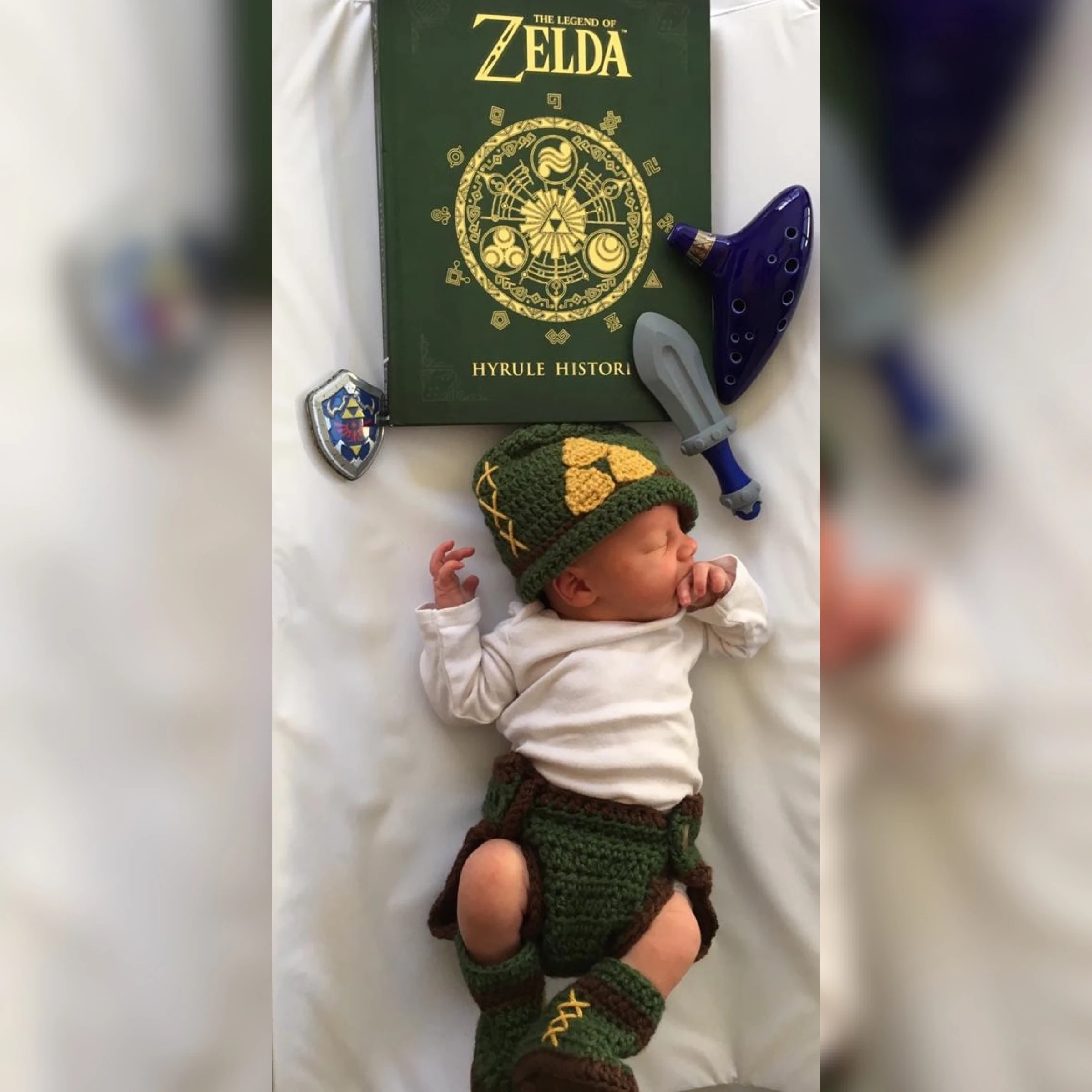 Björn som nyfødt med Zelda-rekvisitter